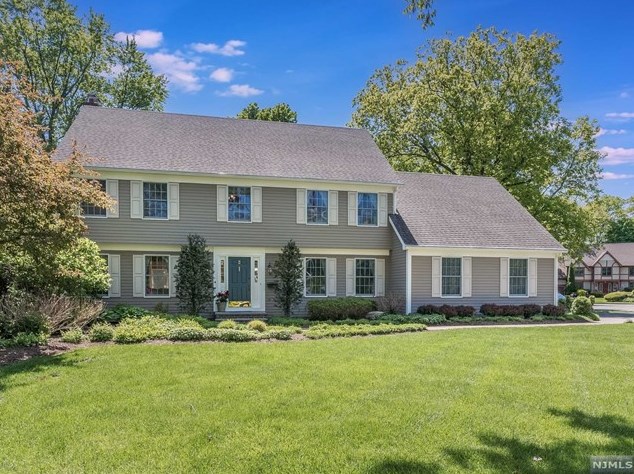 3 Heather Ln, Ridgewood, NJ 07452
