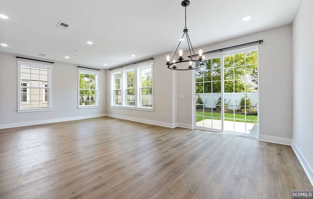 30 Park Pl, Green Brook, NJ 08812