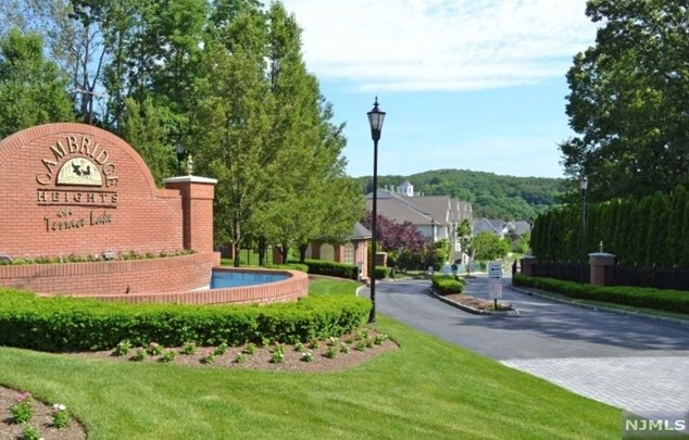 450 Cambridge Dr, Kinnelon, NJ 07405