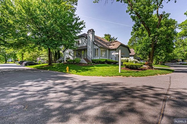 68 Easedale Rd, Wayne, NJ 07470