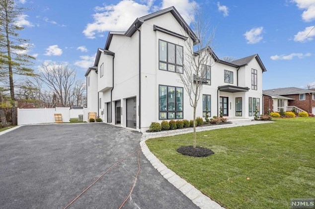 14 Laurie Dr, Englewood, NJ 07632