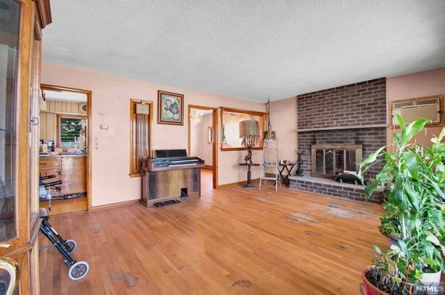 266 New St, Lyndhurst, NJ 07071-2610