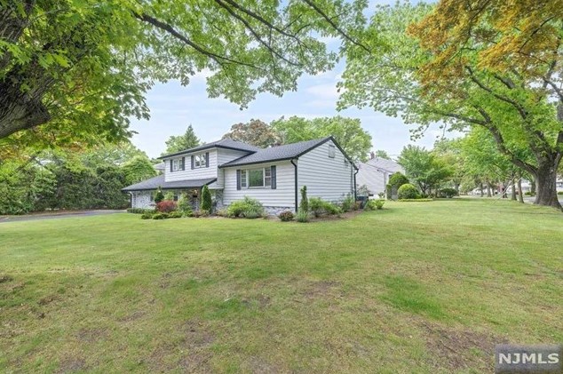 116 W Midland Ave, Paramus, NJ 07652