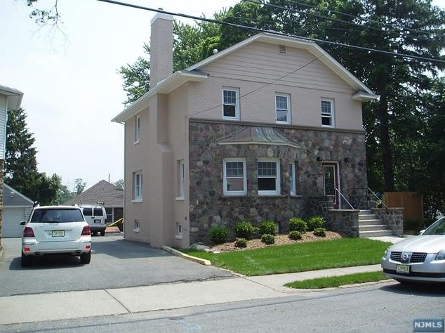 27 Walter Hammond Pl, Waldwick NJ  07463-1751 exterior
