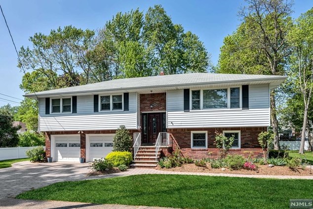 67 Summit Ave, Waldwick, NJ 07463