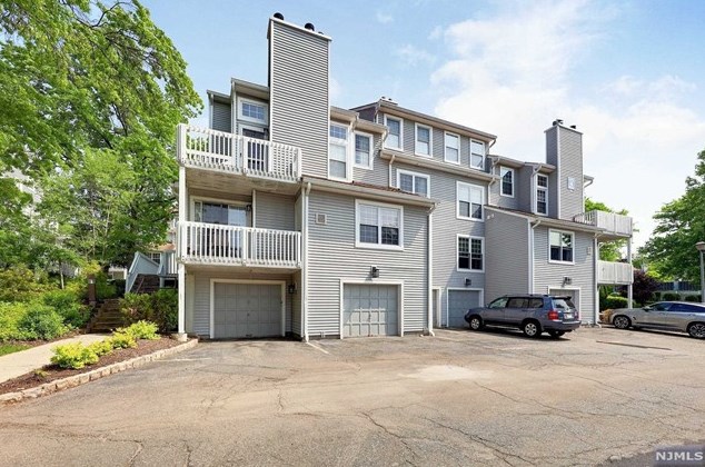 17 Quail Ct, Englewood, NJ 07631-5035