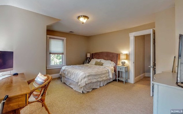 71 Parkview Dr, Hillsdale NJ  07642-1402 exterior