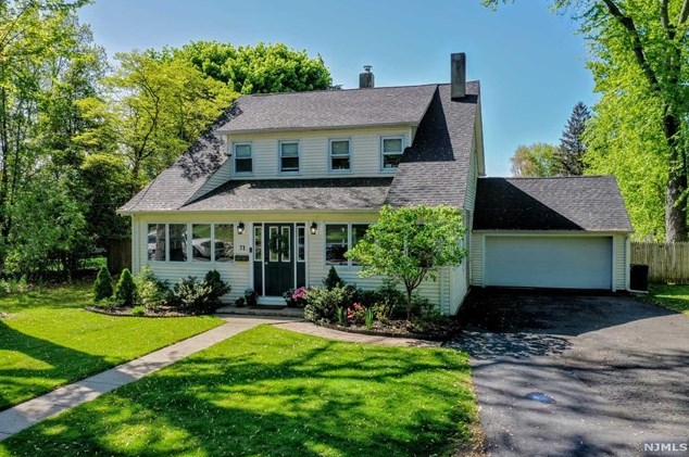 71 Parkview Dr, Hillsdale, NJ 07642-1402