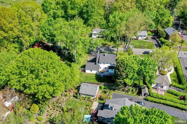 71 Parkview Dr, Hillsdale NJ  07642-1402 exterior