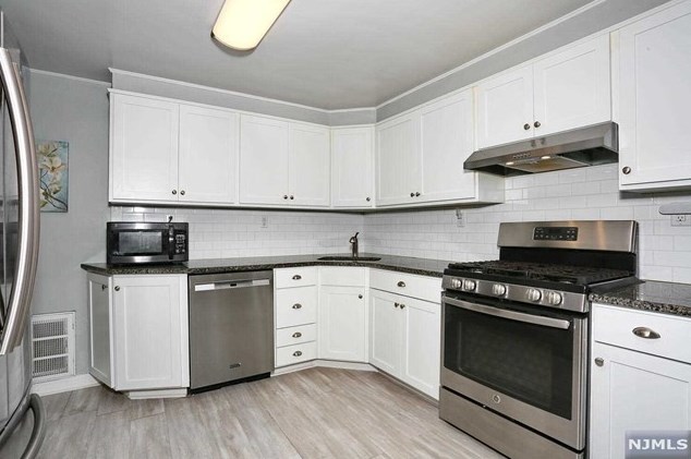 113 Lincoln Ave, Elmwood Park, NJ 07407-1618