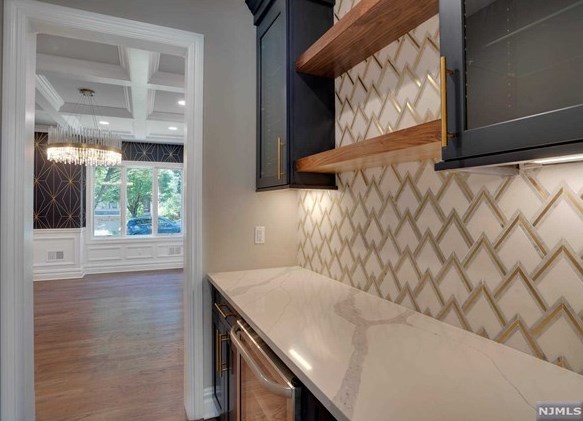 183 Cleenput Ter, Paramus NJ  07652-4438 exterior