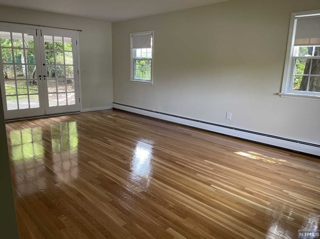 366 Valley View Ave, Paramus NJ  07652-3418 exterior