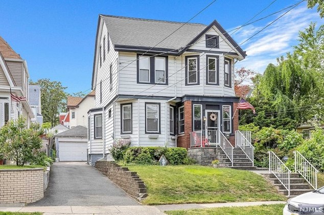 92 Wood St, Rutherford, NJ 07070-1572