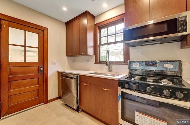 2157 Mackay Ave, West Fort Lee, NJ 07024