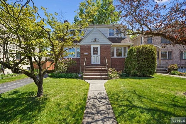 24 Columbus Dr, Tenafly, NJ 07670