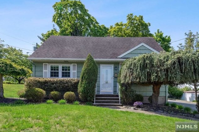7 Medford Rd, Dumont, NJ 07628