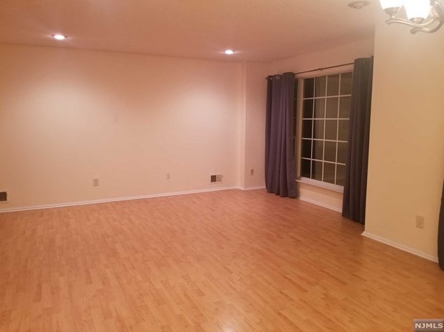 490 Quince Ct, Mahwah, NJ 07430