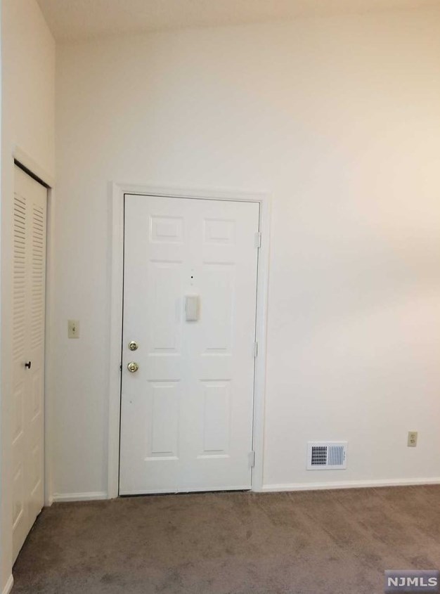 584 Lilac Ln, Mahwah, NJ 07430