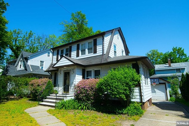 883 Garrison Ave, Teaneck, NJ 07666
