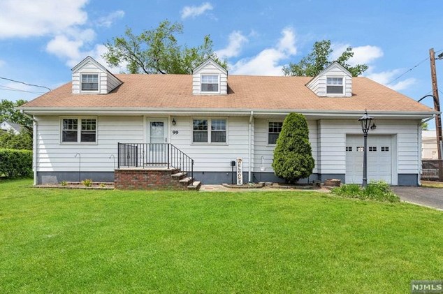 99 Berdan St, Rochelle Park, NJ 07662