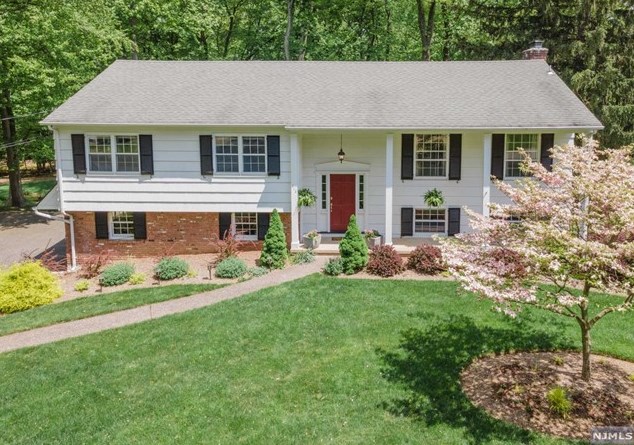 312 Merrywood Dr, Wyckoff, NJ 07481