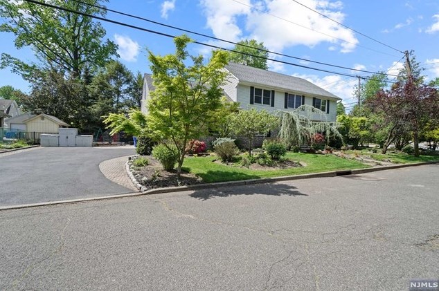 4 Roberts Ct, Tenafly, NJ 07670-2001