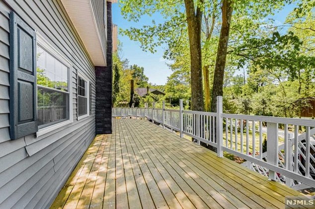130 Fairlawn Dr, West Milford, NJ 07421