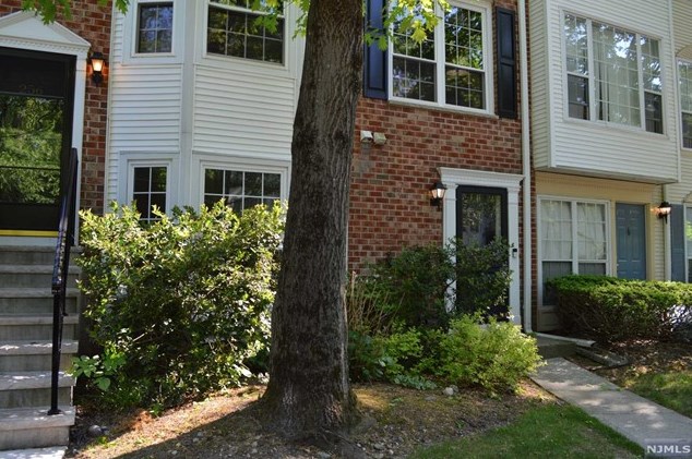 257 Larch Ln, Mahwah, NJ 07430