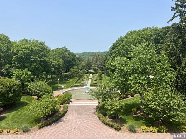 4402 Rio Vista Dr, Mahwah, NJ 07430