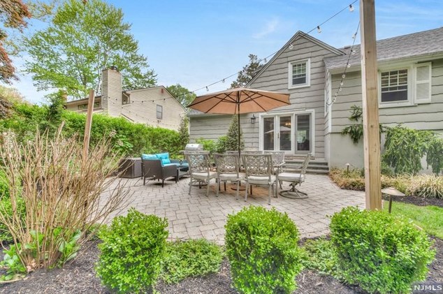 583 Overlook Dr, Wyckoff, NJ 07481