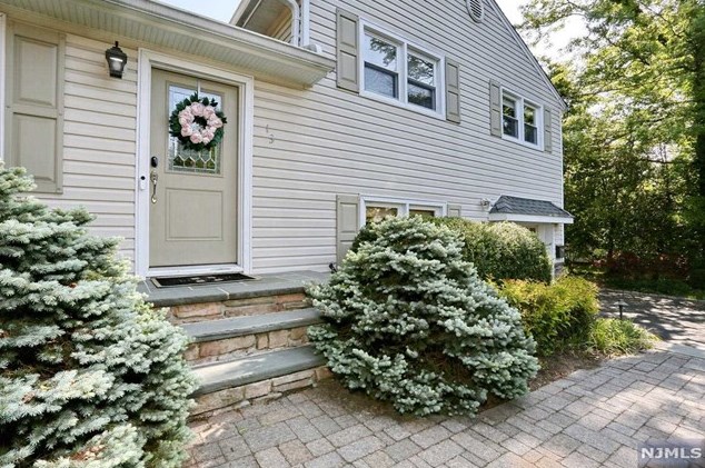 13 Evergreen St, Waldwick, NJ 07463