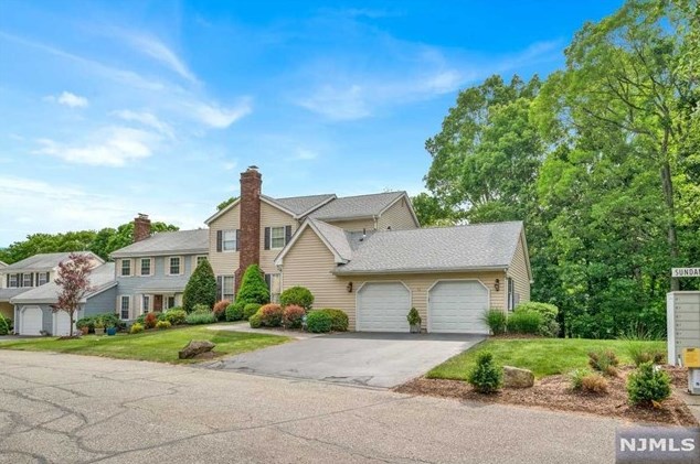 12 Sundance Dr, Wayne, NJ 07470-4938