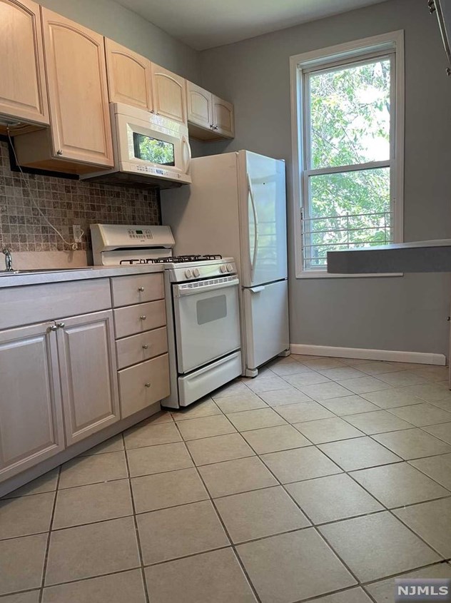 21 Russell Ave #3, Edgewater, NJ 07020