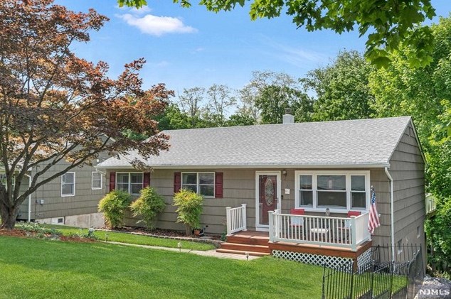 25 Wenonah Ave, Oakland, NJ 07436
