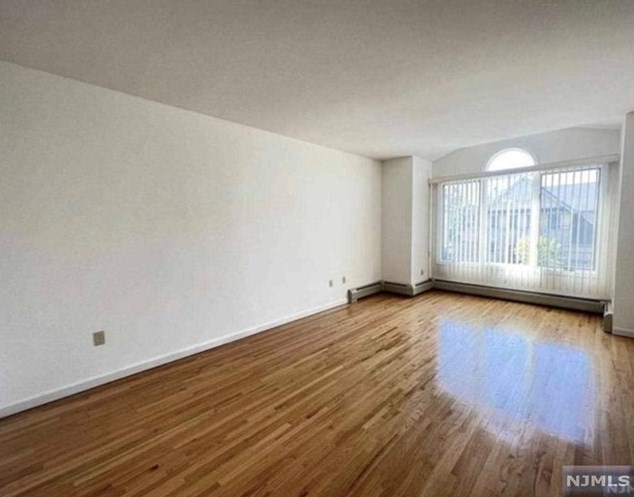 2412 5th St, West Fort Lee, NJ 07024