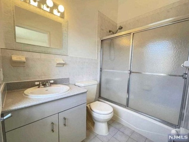 2412 5th St, West Fort Lee NJ  07024-7812 exterior