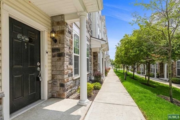 21 Iris Ln, Outwater, NJ 07026