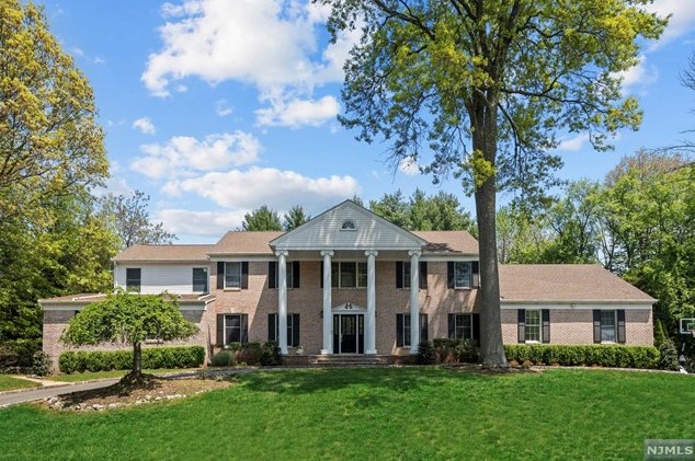 978 Briarwoods Rd, Franklin Lakes, NJ 07417