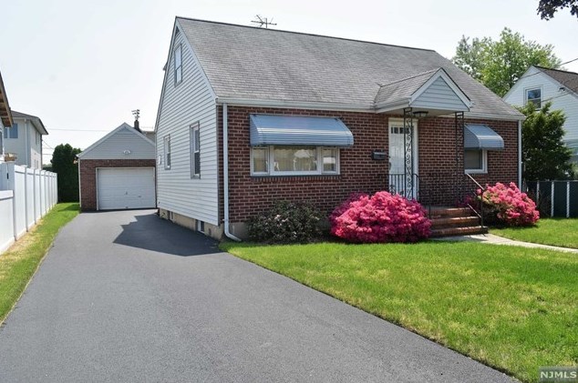 25 Beech St, Elmwood Park, NJ 07407
