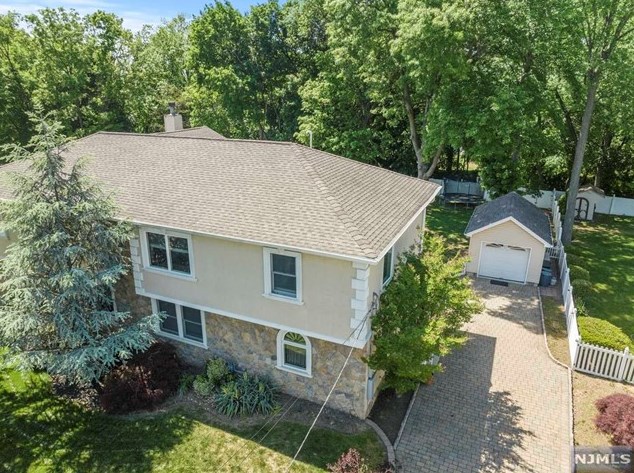 30 Caruth Ave, Elmwood Park, NJ 07407-2515