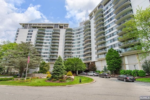 1 Claridge Dr Apt 705, Verona, NJ 07044