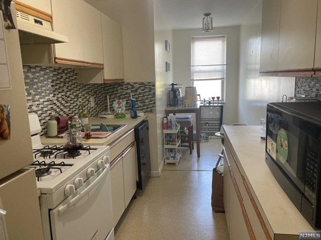 19-31 Lyons Ave, Newark NJ  07112-2420 exterior