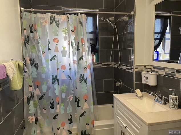 19-31 Lyons Ave, Newark NJ  07112-2420 exterior