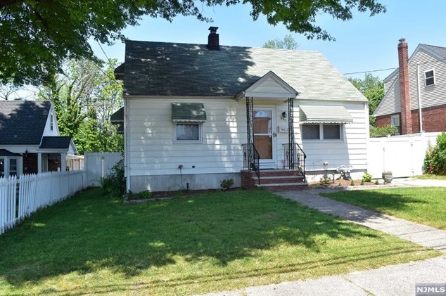 233 Rudolph Ave, Elmwood Park, NJ 07407-1934