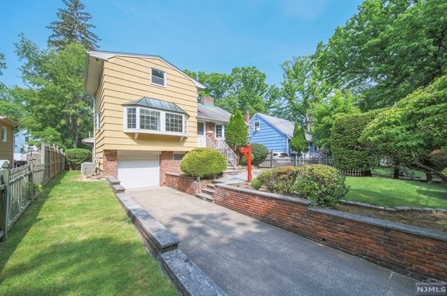 32 Tenakill St, Closter, NJ 07624