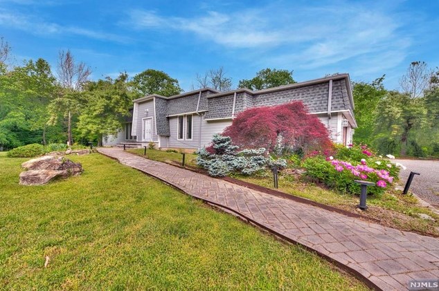 62 W Saddle River Rd, Upper Saddle River, NJ 07458