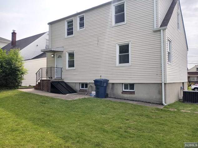 181 Hopper St, Hackensack, NJ 07601-1702