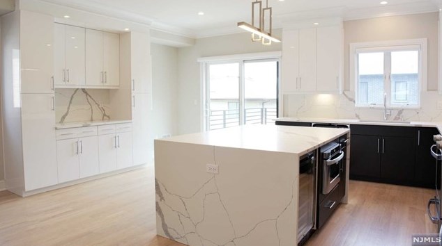 2338 Short St, West Fort Lee NJ  07024-4012 exterior