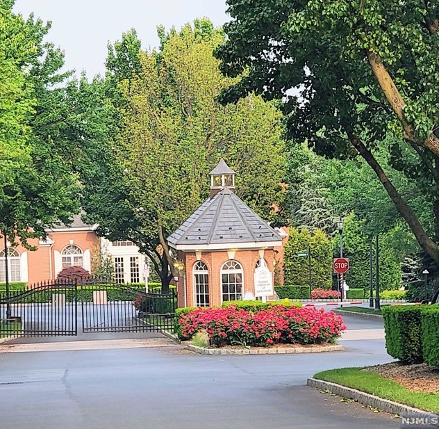 205 Barringer Dr, Nutley, NJ 07110