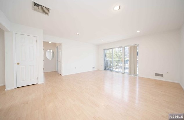 300 Crown Ct Apt 523, Edgewater, NJ 07020